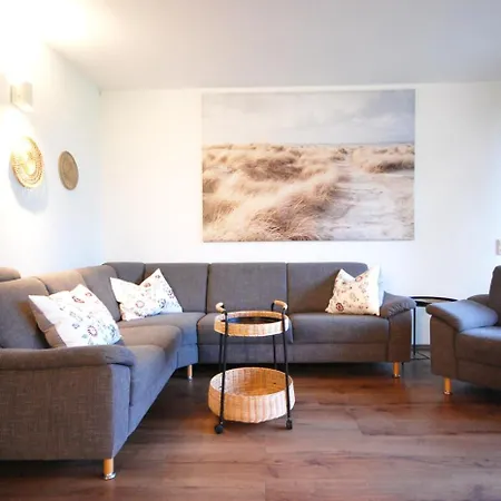 Mit Blick Ueber Felder Und Golfplatz