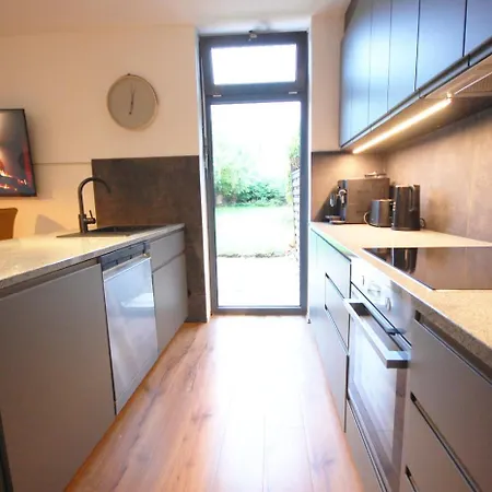 Mit Blick Ueber Felder Und Golfplatz *