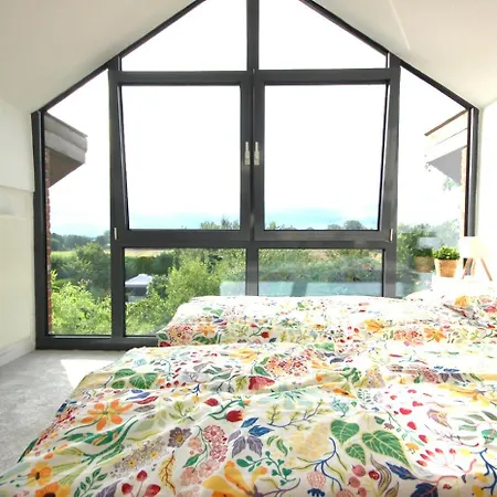 Mit Blick Ueber Felder Und Golfplatz