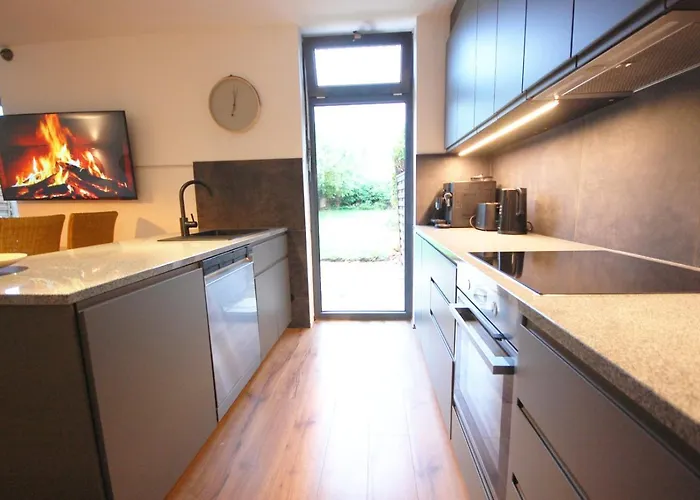 Mit Blick Ueber Felder Und Golfplatz *