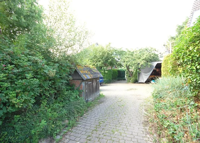 Mit Blick Ueber Felder Und Golfplatz 라테카우